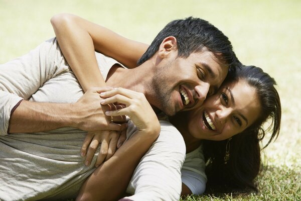 O casal apaixonado, relaxa ao ar livre