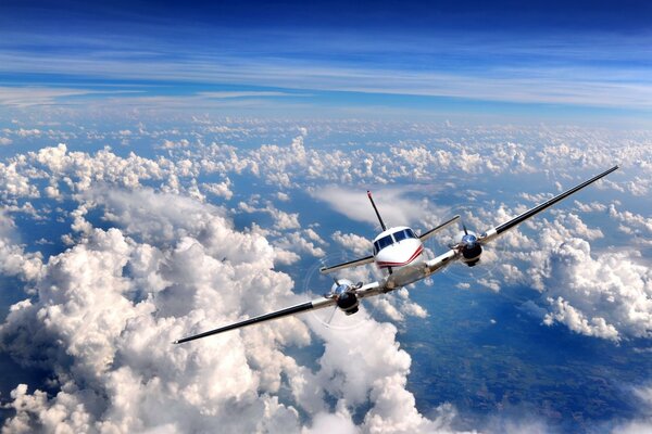 Ein Flugzeug im offenen Himmel fliegen