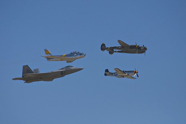 Modelos de aviões militares no céu