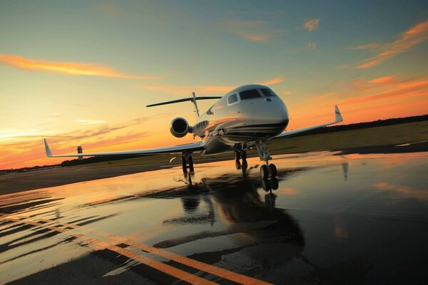 Flugzeug auf dem Flugplatz im Hintergrund des Sonnenuntergangs