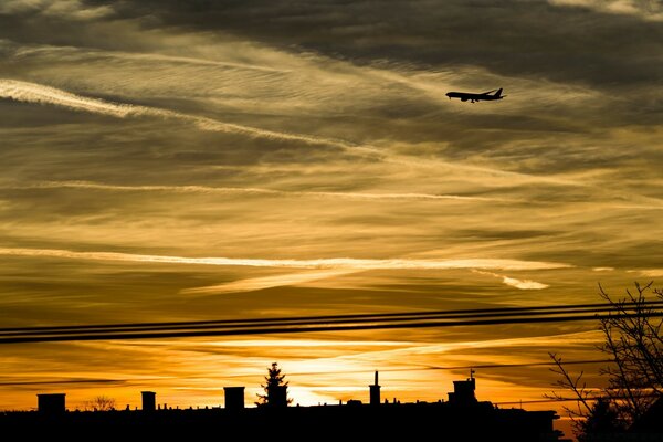 Aereo sullo sfondo della città con il tramonto