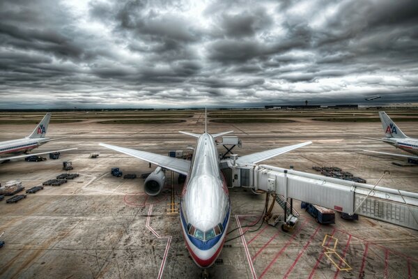 Grande avião no aeroporto contra o céu de sventz