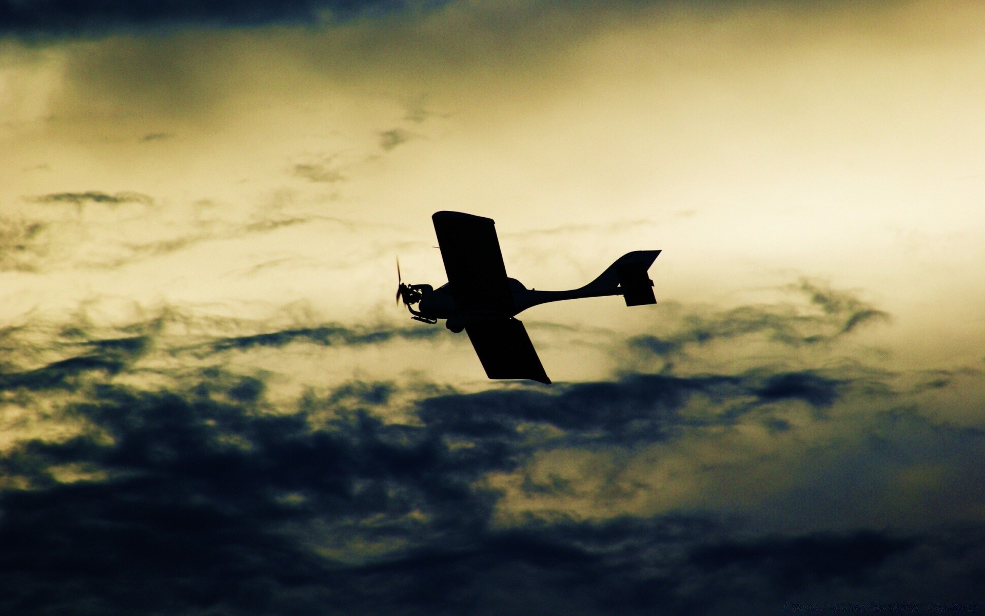 aviación avión avión puesta del sol cielo vuelo silueta militar noche amanecer iluminado volar anochecer coche viajes aeropuerto sistema de transporte avión ala