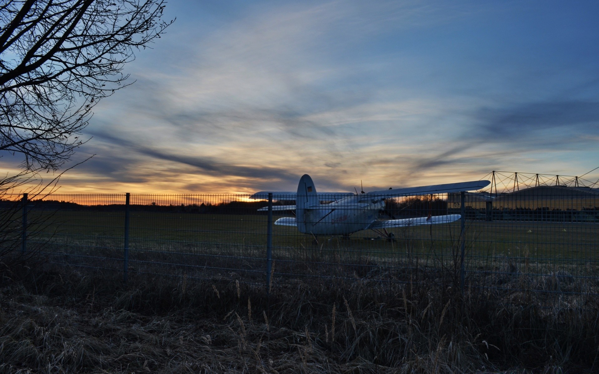 aviazione tramonto paesaggio cielo alba tempesta tempo luce abbandonato sera sole viaggi natura erba recinzione campo crepuscolo fattoria albero nuvola