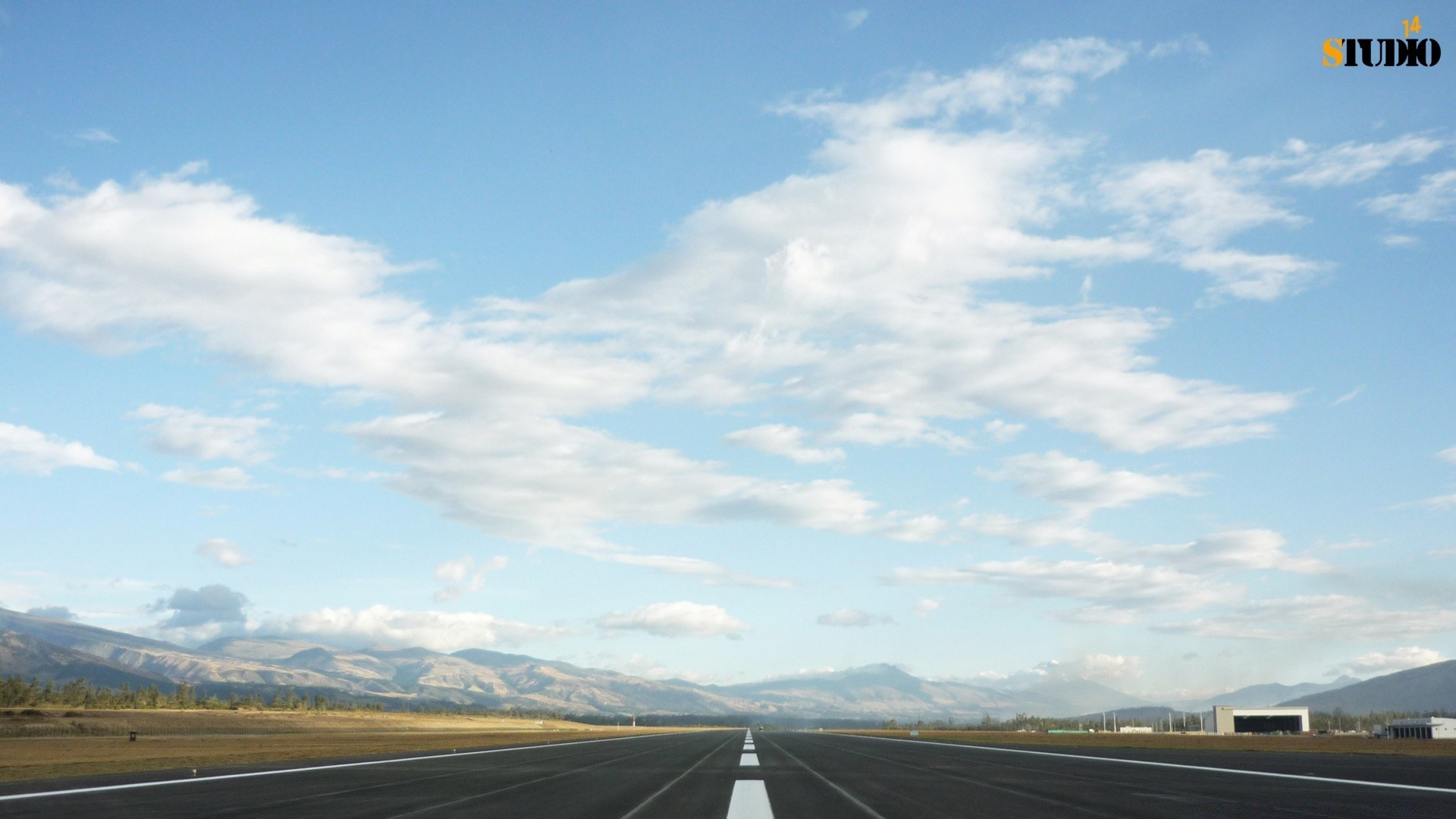 aviation route ciel asphalte voyage système de transport paysage autoroute à l extérieur nature lumière du jour vide droite trafic horizon rapide point de fuite campagne été