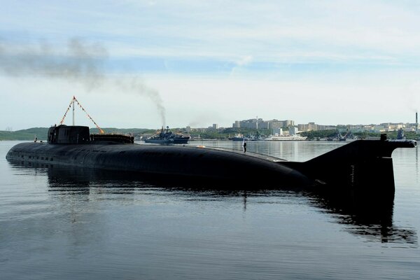 Ein riesiges U-Boot beginnt, ins Wasser einzutauchen