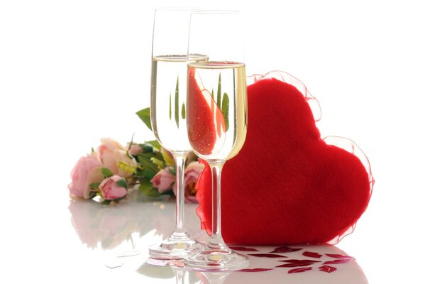 Due bicchieri di champagne con cuore e bouquet