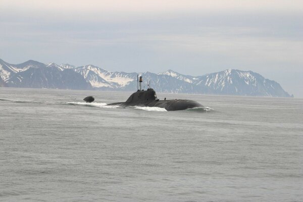 El submarino salió sobre el agua