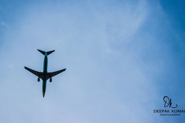 Avión negro en el cielo azul