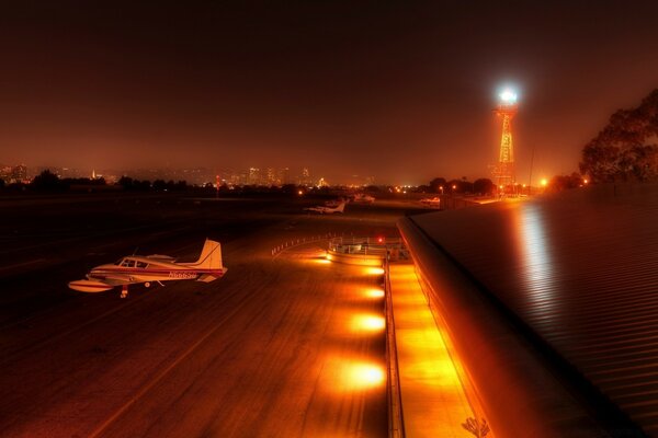 Aeródromo noturno e aviões adormecidos até a manhã