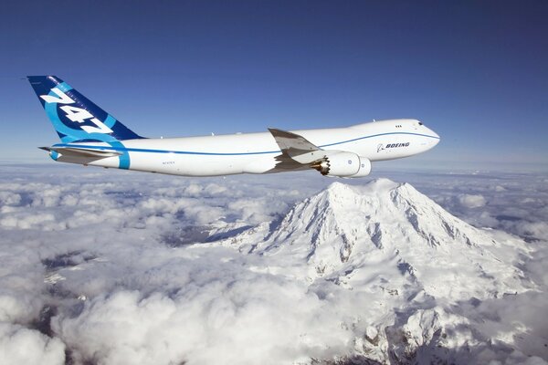 Avião voando montanha de neve