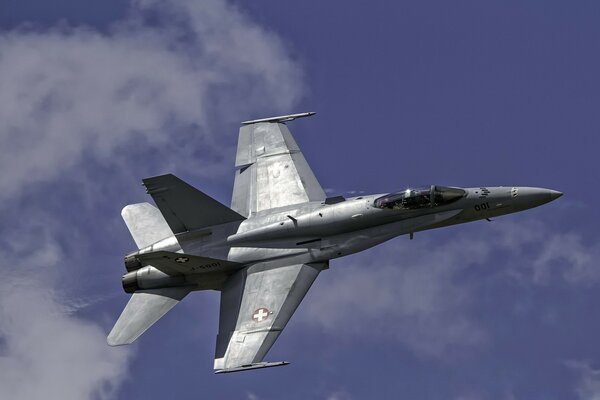 Vuelo de avión militar en las nubes