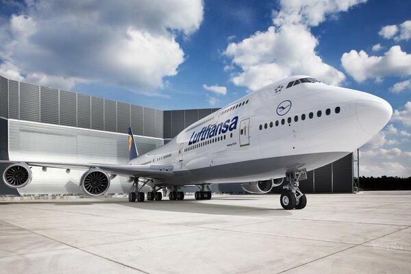 Weißes Flugzeug steht am Flughafen