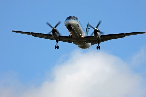 Avion volant sur fond de ciel