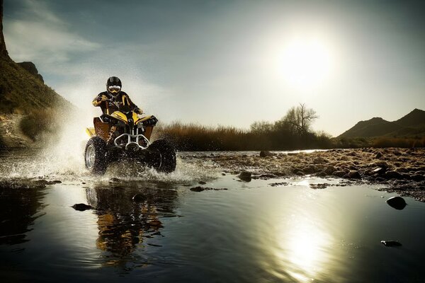 Un hombre en un Quad supera un obstáculo