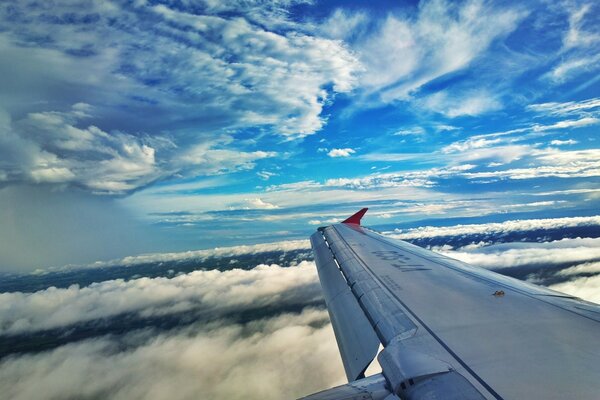 Blick aus dem Fenster eines in den Himmel fliegenden Flugzeugs