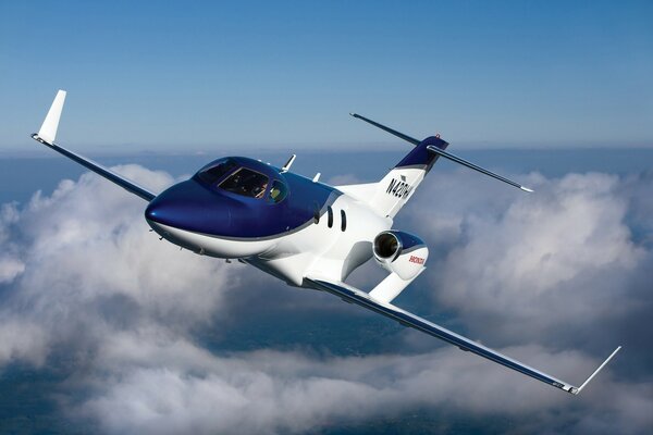 Petit avion bleu dans le ciel