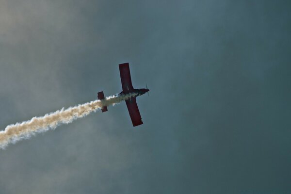 Avion laissant une trace dans le ciel