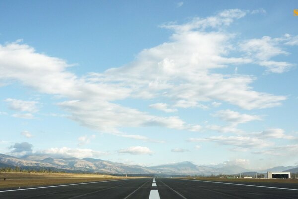 La strada verso il cielo conduce al viaggio