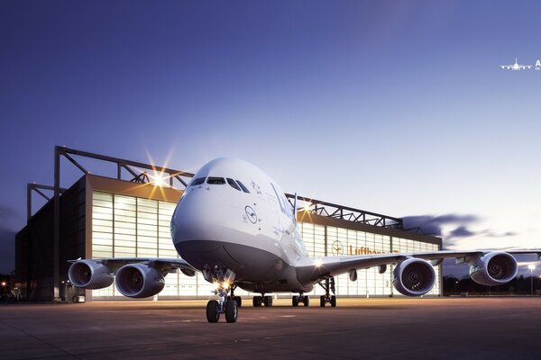 Flughafen viele große Flugzeuge