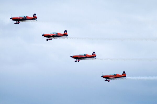 Aviones rojos claros vuelan