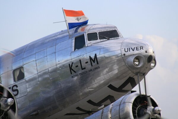 Nase und Kabine eines großen Flugzeugs