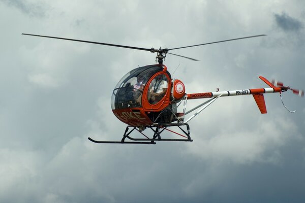 Roter Hubschrauber am Himmel Nahaufnahme