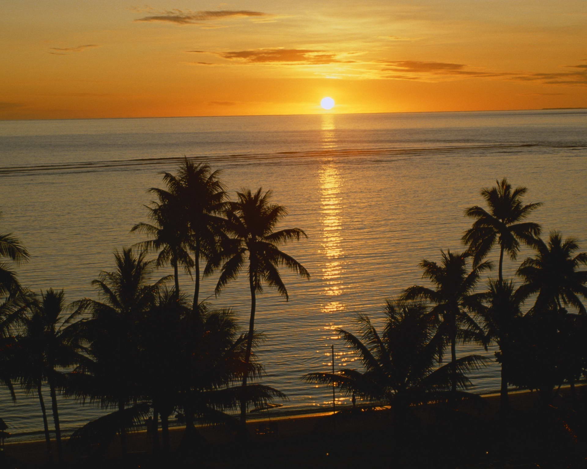 coucher de soleil et aube coucher de soleil plage soleil tropical palm océan eau aube mer sable été détente exotique crépuscule station paysage soirée voyage île