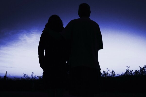 Couple amoureux sur fond bleu ensemble