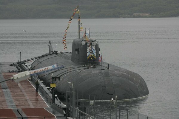 El submarino atracó en la costa