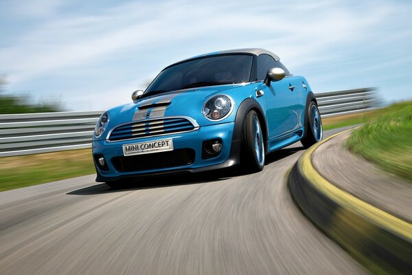 Voiture bleue moderne sur la route