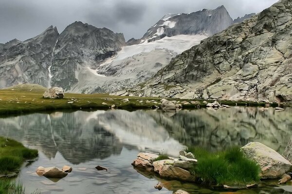 Landschaft der Berge auf dem Hintergrund eines Spiegelsees