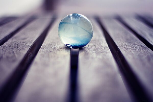 Macro photography of a drop of water on a bridge