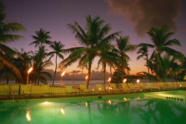 Reflexão das luzes da noite na piscina de água