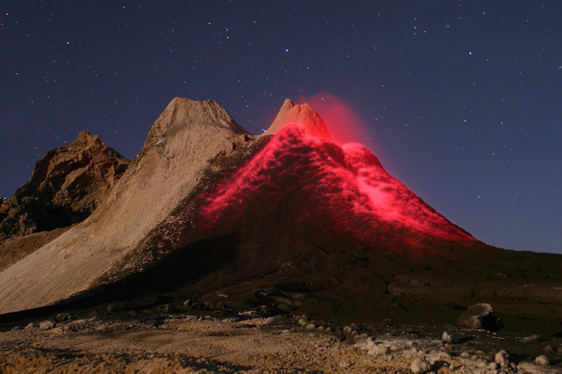 vulcão vulcão erupção lua montanhas astronomia viagens cratera paisagem céu exploração ao ar livre deserto luz do dia lava à noite cênica