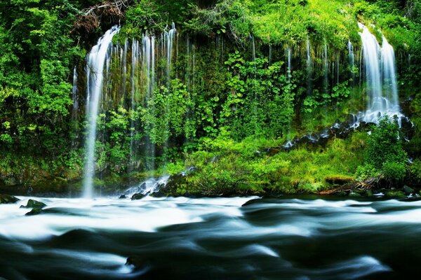 Fond d écran de bureau avec des cascades et une rivière