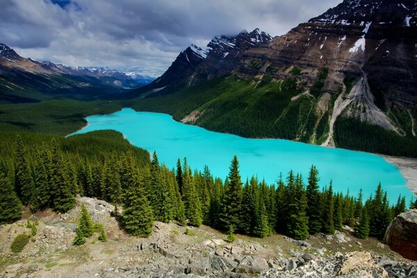 Lac bleu sur fond de montagnes