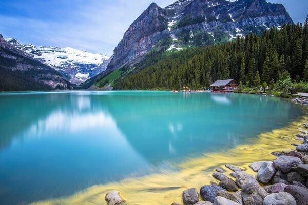 Maison au bord d un lac de montagne