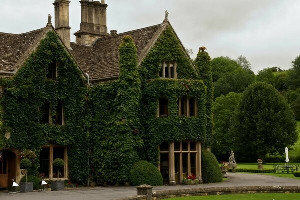 Die Architektur eines Landhauses mit Garten