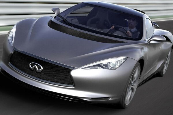 Infiniti sportif sur la piste de course