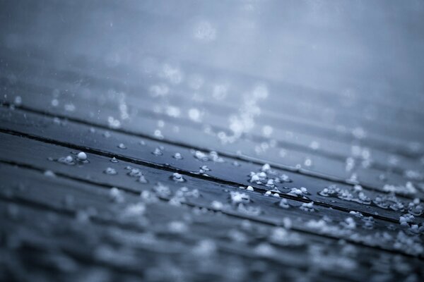 Gotas de lluvia y granizo brillan bajo la luz de la Luna