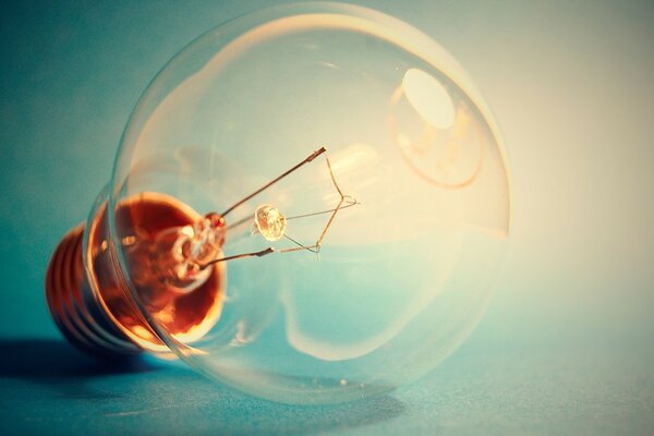 Fotografia macro sfocata di una lampadina sul tavolo