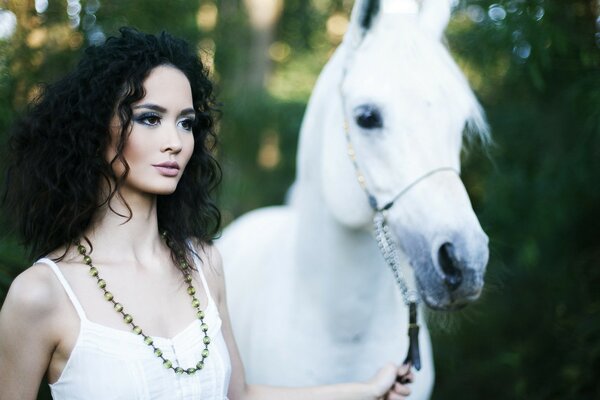 Portrait d une jeune fille avec un cheval blanc