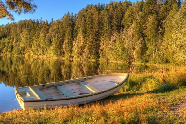 Herbstlandschaft mit Boot am See