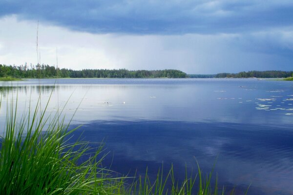 See mit Reflexion des blauen Himmels