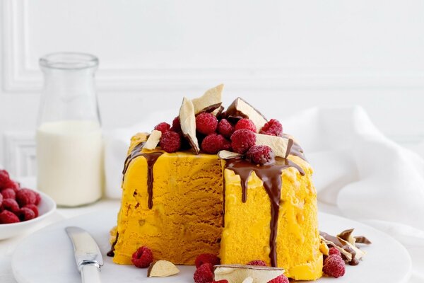 Dessert alla fragola sul tavolo bianco