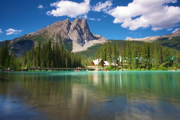 Casa nella foresta vicino al lago ai piedi della montagna