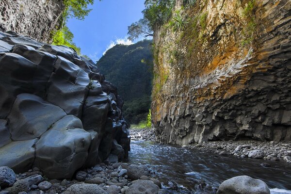 La naturaleza con su belleza siempre sorprende con hermosas piedras, el agua fluye