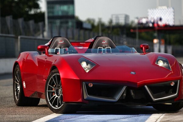 Voiture de sport rouge sur les courses