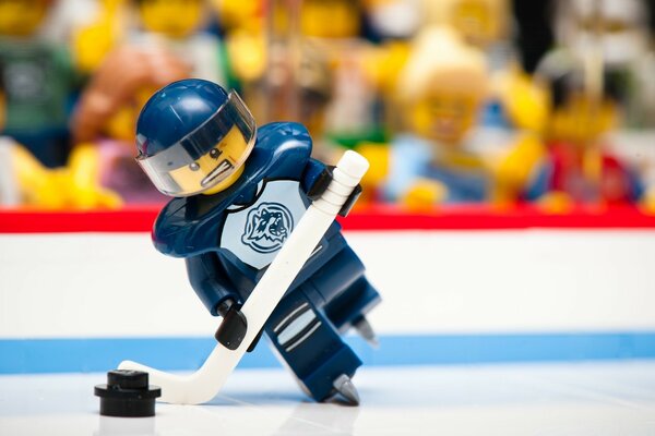 Pequeño jugador de hockey de LEGO con un palo